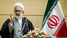 وزیر ناتوان در مدیریت و مسئولی که نمی‌تواند یک کلان شهر را اداره کند، کار را رها کنند/ دشمن مترصد استفاده از یک ضعف مدیریتی است