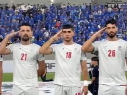 ورود بازیکنان تیم ملی فوتبال به زمین و احترام نظامی به سرود و پرچم ایران پیش از شروع فینال &laquo;کافا ٢٠٢۵&raquo;