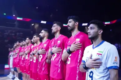 ملی‌پوشان والیبال با مچ‌بند مشکی و شعار «ای ایران» به مصاف آمریکا رفتند