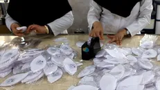 یک شرکت دانش‌بنیان با ۱۰۰ درصد ظرفیت ماسک تولید می‌کند