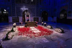 حال و هوای حرم مطهر رضوی و مزار نورانی رهبر شهید انقلاب در شب آغاز ولایت حضرت صاحب‌الزمان عجل‌الله‌تعالی‌فرجه‌الشریف + فیلم