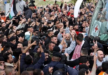 ورود اولین اتوبوس حامل آزادگان فلسطینی به رام&zwnj;الله + فیلم