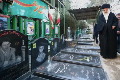 رهبر معظم انقلاب: یاد شهیدان ضامن منحرف نشدن از جهت&zwnj;گیری&zwnj;های انقلاب است