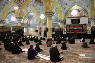همزمان با سالروز شهادت حضرت فاطمه(س) از ساعت ۹ صبح دسته عزای خادمان و زائران حرم مطهر بانوی کرامت از مسجد امام حسن عسکری علیه السلام تا حرم مطهر حضرت معصومه سلام الله علیها برپا 