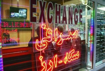 صرافی&zwnj;های غیرمجاز مصداق قاچاق&zwnj;چیان ارز/ آیا کنترل بازار ارز از دست بانک مرکزی خارج شده است؟