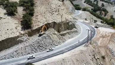 ایران کوتاه‌ترین مسیر ترانزیت کالا از چین و هند به اروپا است / بهره‌برداری از ۱۳۵۰ کیلومتر بزرگراه در سال ۱۴۰۴