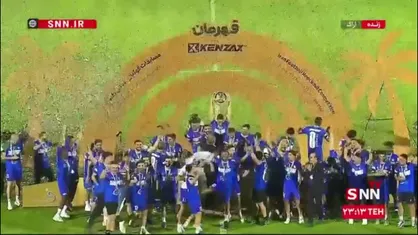 لحظهٔ بالابردن جام قهرمانیِ استقلال توسط سیدحسین حسینی
