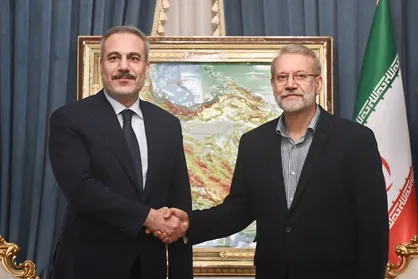 وزیر امور خارجه جمهوری ترکیه، امروز در محل دبیرخانه شورای عالی امنیت ملی ایران با دکتر علی لاریجانی دیدار و گفت&zwnj;وگو کرد + عکس