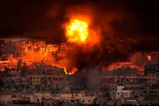 تداوم انفجار انبار مهمات  در حومه حلب + فیلم