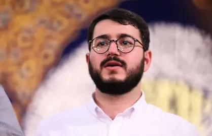ببینید| لحظاتی از سرود جمعی مداحان و شاعران با اجرای سید محمدرضا نوشه&zwnj;ور در دیدار امروز با رهبر انقلاب
