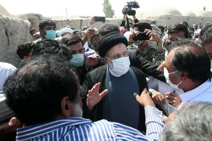 رئیسی در بدو ورود به زاهدان : حضور در میان مردم فرصتی مغتنم برای من است تمامی مشکلات راه حل دارند
