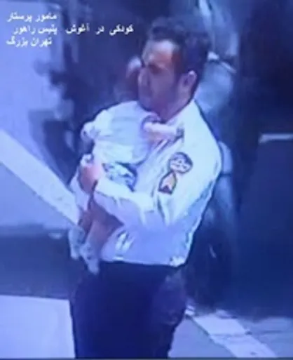 کودکی که مامور راهور را رها نمی&zwnj;کرد