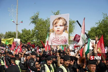 تصویر نوهٔ رهبر شهید انقلاب بر دستان عزاداران عراقی