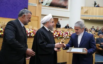 روحانی و نوبخت تنها مدافعین خطرناک&zwnj;ترین لایحه&zwnj;ی بودجه!/ برنامه و بودجه مدعی کدام اصلاحات ساختاری نامشخص است؟!