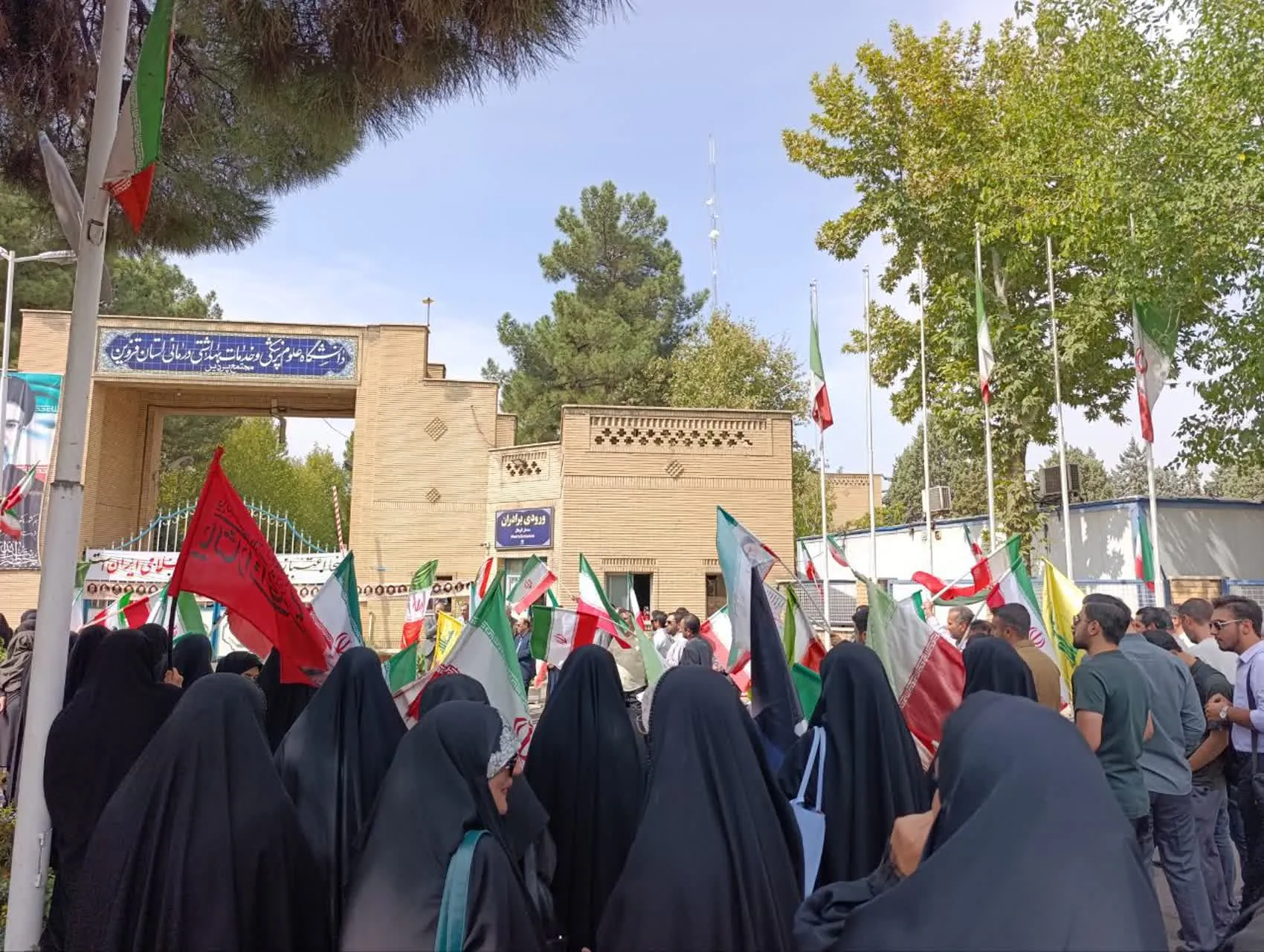 دانشجویان دانشگاه علوم پزشکی قزوین پای کار ایران آمدند/ «انتقام خون رهبر شهید» مطالبه دانشگاهیان+فیلم
