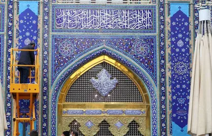 نصب کتیبه ویژه ولادت جوادالائمه (ع) در حرم مطهر رضوی
