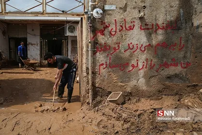 سنگ تمام جهادگران برای کمک به سیل&zwnj;زدگان لرستان / راه&zwnj; ارتباطی ۲۰۰ روستا همچنان قطع است