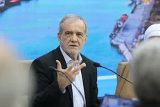 تصاویری از حضور صمیمانه و شجاعانه رئیس جمهور در راهپیمایی روز قدس + فیلم