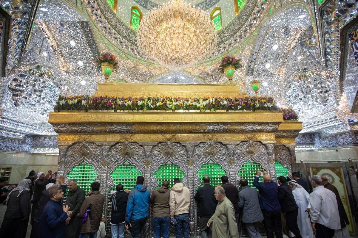 ضریح مطهر حضرت اباعبدالله الحسین (ع) به مناسبت میلاد حضرت فاطمه (س) گل‌آرایی شد.

