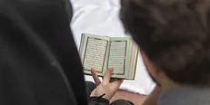 اهمیت نیکی به پدر و مادر را در صفحه ۳۹۷ قرآن بخوانید+فیلم