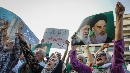 انتهای جمعیت حاضر در تجمع مردمی قابل تشخیص نیست/ تمامی مسیر&zwnj;های منتهی به میدان انقلاب اسلامی پایتخت مملو از جمعیت است