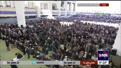 تمسک رهبر انقلاب به تربت امام حسین (ع) بعد از نماز جمعه نصر