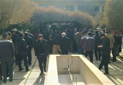 بی&zwnj;توجهی مسئولان معدن طزره به مطالبه معدن&zwnj;چیان/ بازنگری در اجرای طرح طبقه&zwnj;بندی مشاغل خواسته به حق کارگران + عکس و فیلم