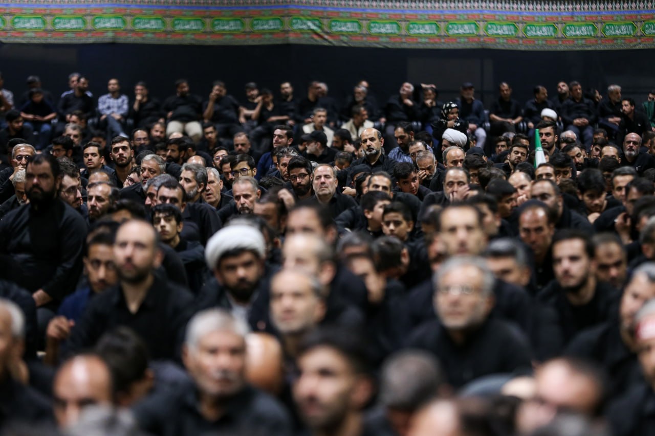 عاشورای متفاوت در حسینیه امام؛ صندلی خالیِ قائد و چشمانی که به در دوخته ماند عاشورای متفاوت در حسینیه امام؛ صندلی خالیِ قائد و چشمانی که به در دوخته ماند