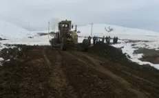 راهداری ماهنشان شن‌ریزی جاده روستای قرقان را آغاز کرد / ادامه مطالبه‌گری دانشجویان تا پایان احداث جاده