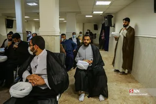 
ملبس شدن جمعی از طلاب به دست آیت الله نوری همدانی

