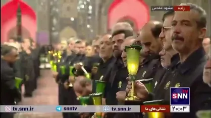 زمزمه صلوات خاصه امام رضا (ع) توسط خادمان حرم رضوی در شب شهادت امام رضا (ع)