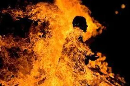 فردی که هیچ سمتی در پرونده قضایی مورد رسیدگی در دادگاه کرج نداشت پس از اقدام به خودسوزی از آسیب جدی نجات پیدا کرد