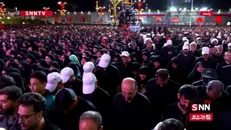 لحظاتی از اقامه نماز بر پیکر مطهر رهبر شهید در آستان قدس رضوی