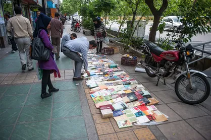 پاکسازی و ساماندهی پیاده راه محدوده انقلاب تا چهارراه ولیعصر