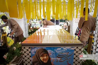 آیین تشییع پیکر شهیده معصومه کرباسی، اولین بانوی ایرانی شهید در راه قدس و حجت‌الاسلام شهید محمد صباحی، امام جمعه کازرون امروز یکشنبه ۶ آبان ۱۴۰۳ با حضور پرشور مردم شیراز برگزار شد.