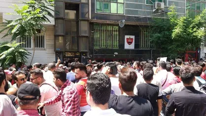 هواداران پرسپولیس دوباره مقابل باشگاه تجمع کردند