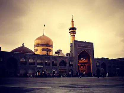 طوفان به صف نمازگزاران حرم امام رضا (ع) رسید +عکس