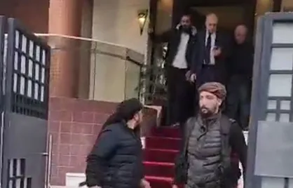 خروج نخست وزیر حکومت سابق سوریه از خانه خود و تحویل آن به تروریست&zwnj;های تکفیری پس از ارسال پیام تصویری