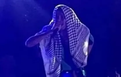 کنسرت خواننده رپ با چفیه و پرچم فلسطین در قلب پاریس + عکس