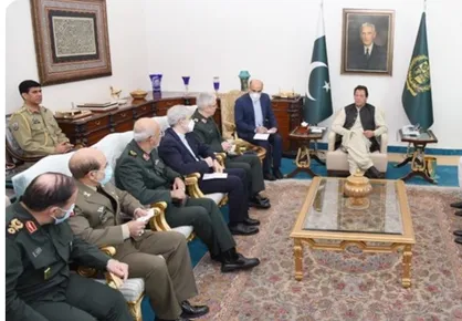 عمران خان در دیدار با سرلشکر باقری: مرز پاکستان و ایران، مرز صلح و دوستی است