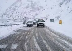 برخی راه‌های کشور از جمله جاده‌های خراسان رضوی برفی است/ تردد با زنجیرچرخ در چند جاده اجباری شد