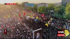 قاب متفاوتی از لحظات ابتدایی تشییع پیکر رهبر شهید انقلاب در نجف اشرف + فیلم