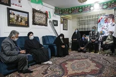 دیدار آیت الله رئیسی با خانواده یک شهید مدافع حرم در گیلان