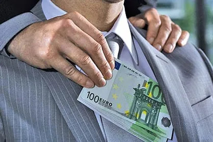 مسئولان می نشینند و برای خود حقوق نجومی تصویب می&zwnj;کنند/ وقتی ذی&zwnj;نفع خود مسئول باشد