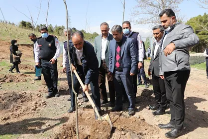 کاشت نهال به یاد شهدای آتشنشان در بوستان جنگلی سرخه&zwnj;حصار