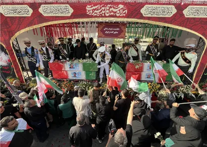 آسوشیتدپرس:حضور هزاران نفر در تهران در سوگ فرماندهان بلندپایه نظامی و دانشمندان هسته&zwnj;ای ایران