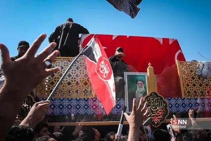 پوشانده شدن پیکر مطهر رهبر شهید با پرچم سرخ گنبد مطهر سیدالشهدا (ع) + فیلم