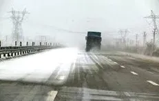 بارش باران و برف و لغزندگی محور‌های خراسان رضوی در ۲۷ بهمن