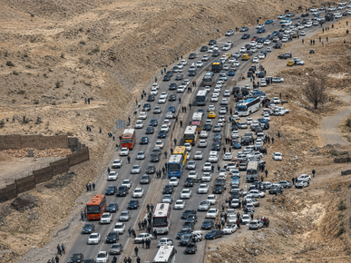 ترافیک سنگین در محورهای منتهی به مرزهای مرزهای اربعین / زائران بازگشت را به ساعات پایانی موکول نکنند