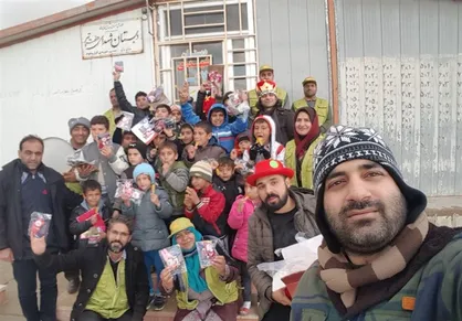 حضور هنرمندان تئاتر مشهد در میان مردم کرمانشاه
